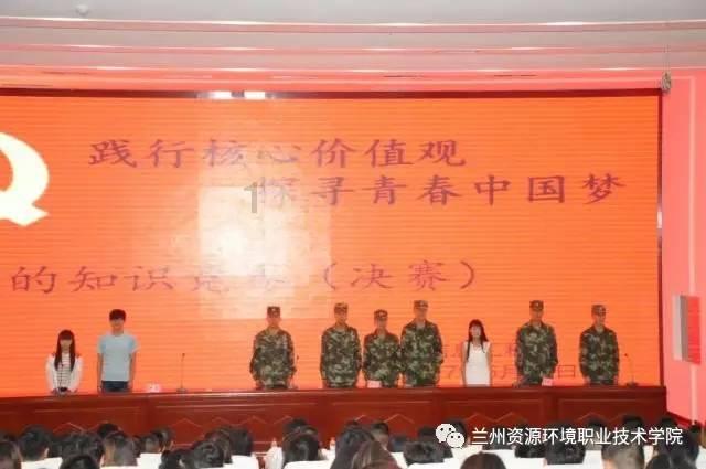 短款长袖上衣搭配豹纹包臀裙，简约时髦显气质，你觉得这样穿搭高级吗？游戏画面